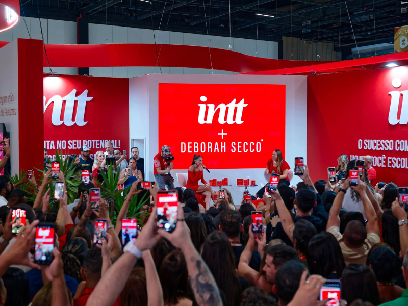 debora secco na intt